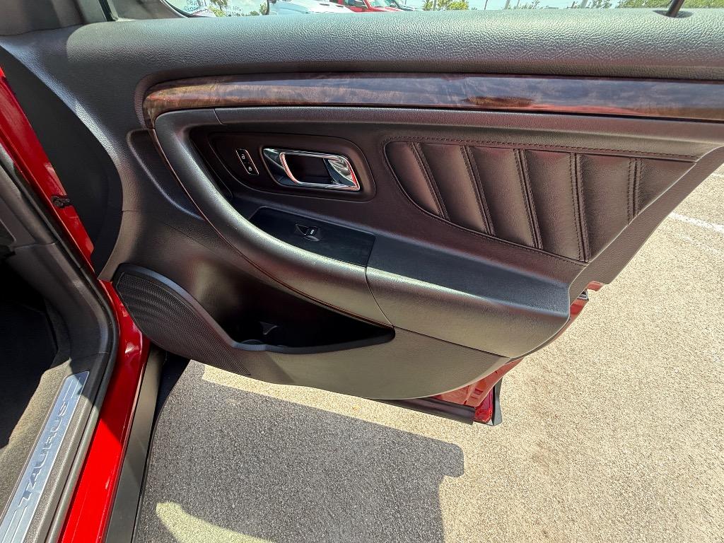 2014 Ford Taurus Limited photo 21
